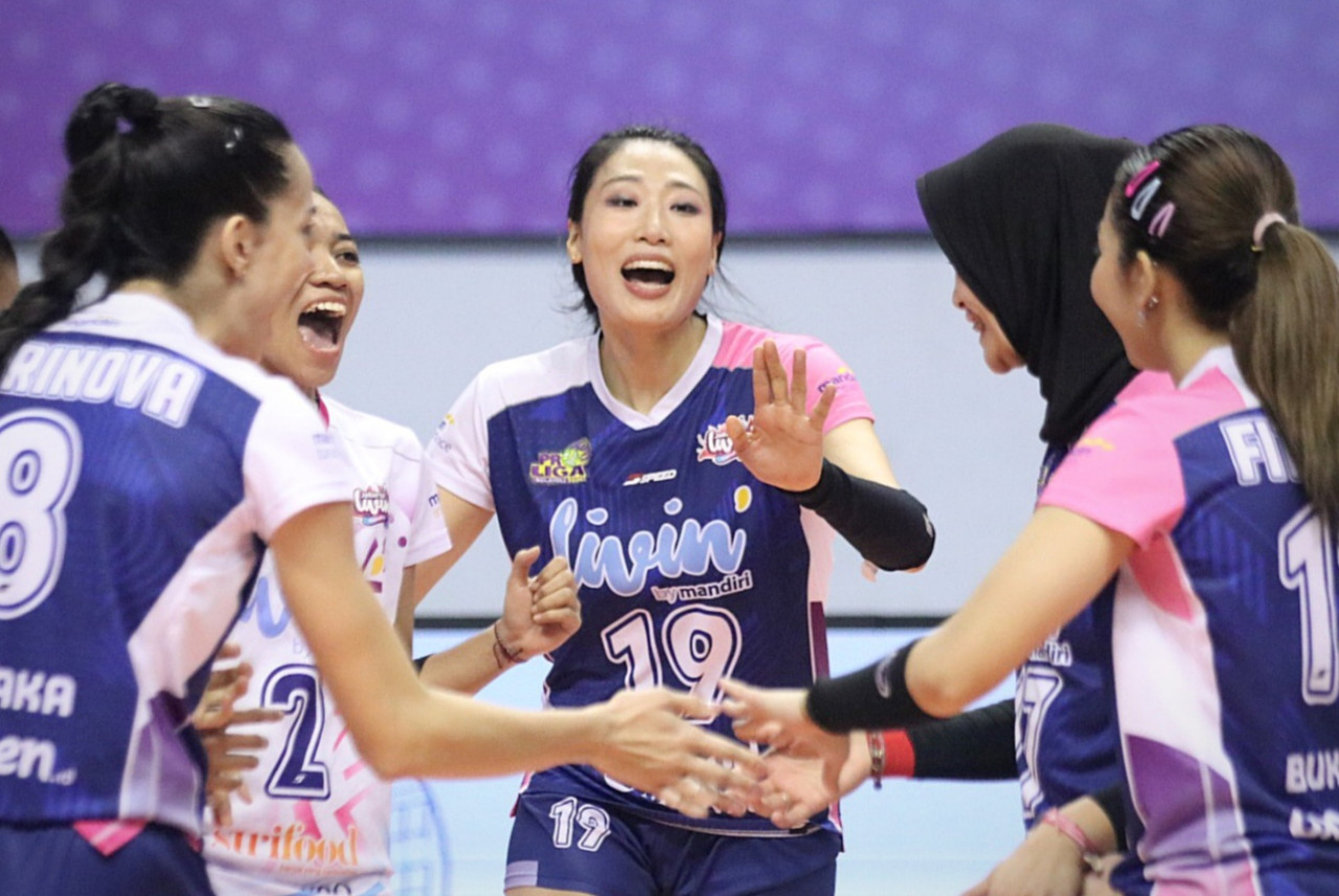 Tim voli putri Jakarta Livin Mandiri saat bertanding melawan Yogya Falcons di hari pertama seri keempat PLN Proliga 2025 di Jawa Pos Arena, Surabaya, Jawa Timur, Jumat (25/1/2025). (Foto: Proliga Official)