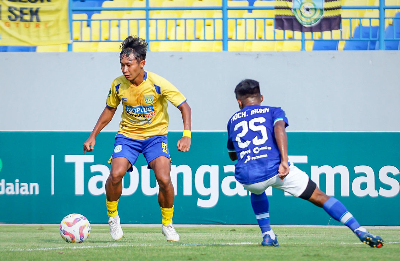 Penyerang Gresik United Dian Ardiansyah (kuning) saat mencoba mengecoh pemain Persiku Kudus di Stadion Gelora Joko Samudro (Gejos) Gresik. (Foto: Gresik United Official)