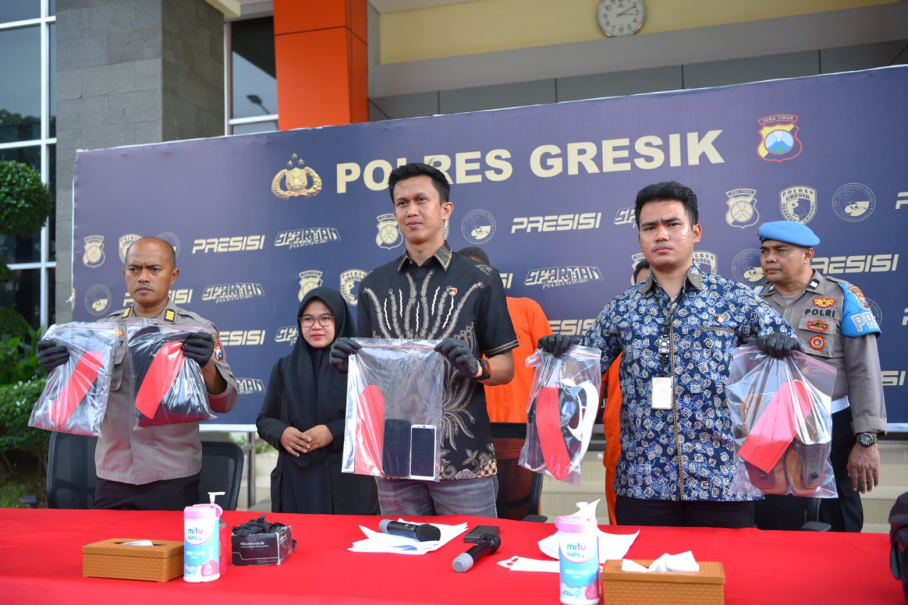 Acara press release yang digelar Polres Gresik kasus perampokan di Perum De Naila, Kec. Driyorejo, Kab. Gresik. (Foto: Humas Polres Gresik)
