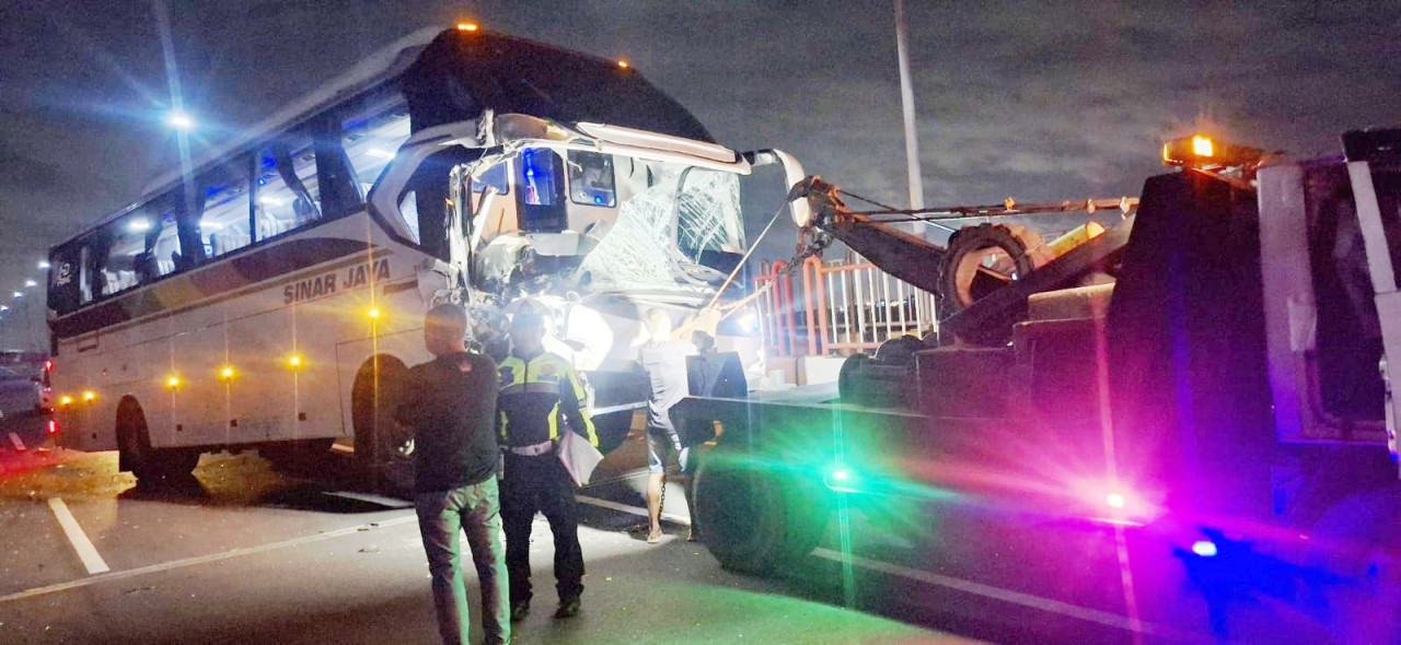Proses evakuasi bus setelah menyeruduk truk di Jembatan Suramadu. (Foto: Polres Bangkalan)