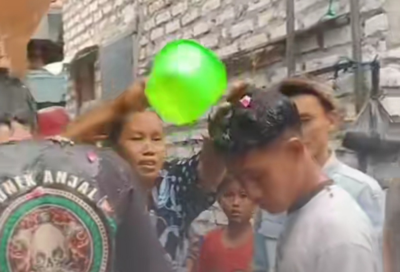 Salah satu korban selamat saat disiram air kembang. (Foto: tangkapan layar)