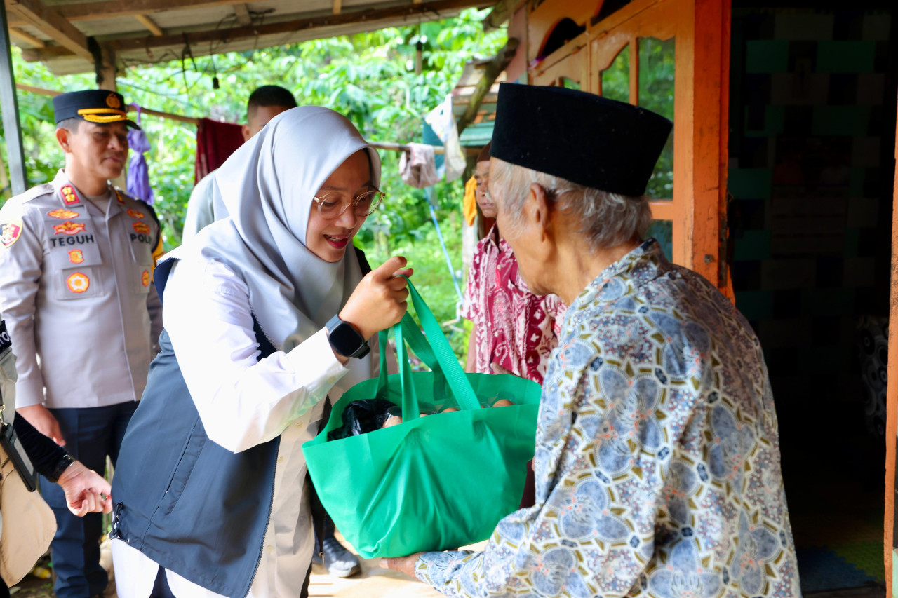 Bupati Banyuwangi Ipuk Fiestiandani bersama Forkopimda saat menyerahkan bantuan pada warga prasejathtera. (Foto: Humas Pemkab Banyuwangi for jatimnow.com)