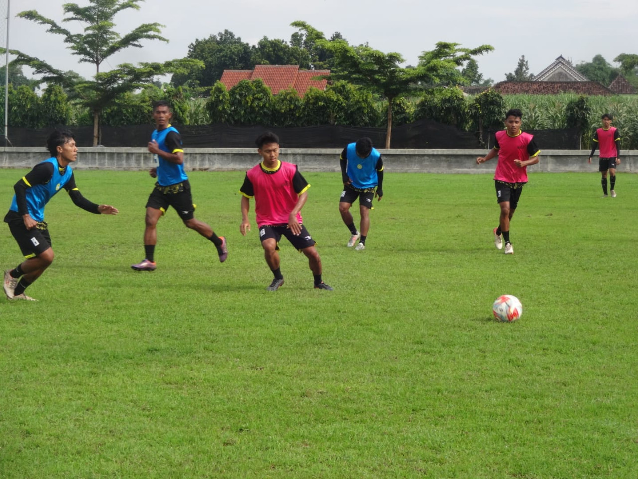 Pemain Perseta 1970 saat berlatih. (Foto: Bramanta Pamungkas/jatimnow.com)