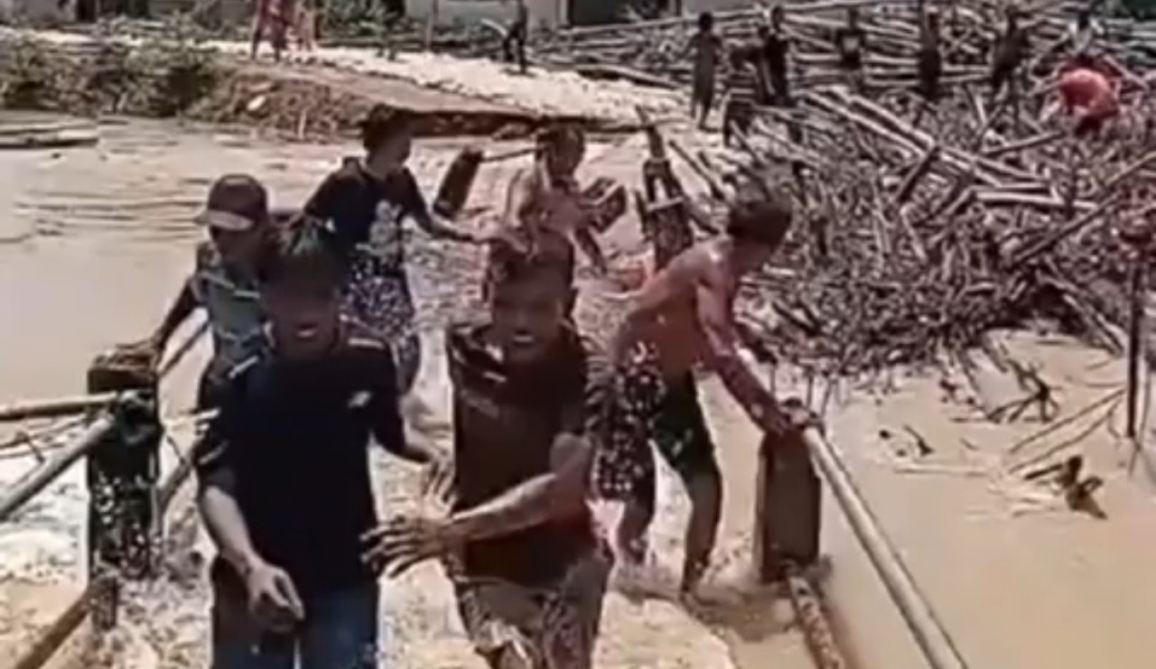 Jembatan yang perlahan ambruk. (Foto: tangkapan layar video amatir warga for jatimnow.com)