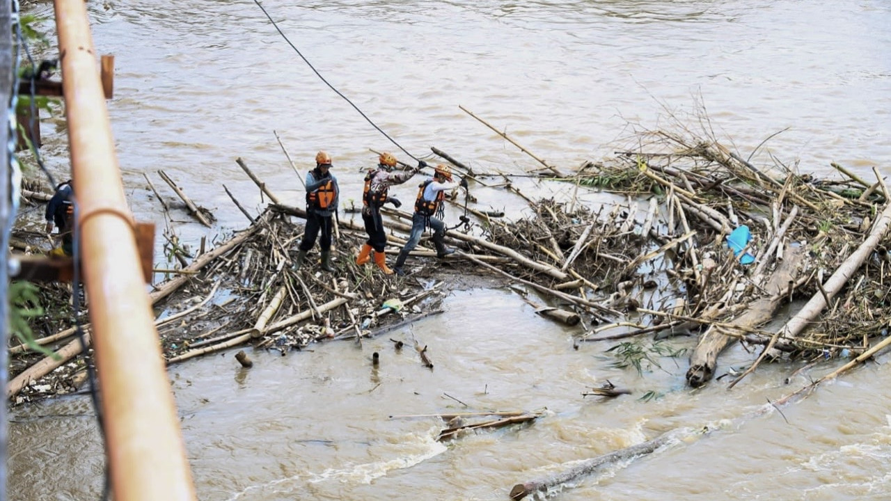 Pembersihan sampah di bawah Jembatan Lama Kota Kediri. (Foto: Pemkot Kediri/jatimnow.com)