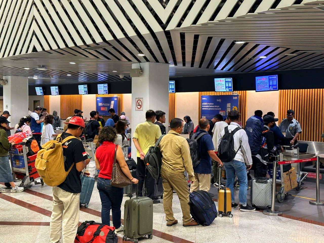 Situasi penumpang di Bandara Internasional Juanda. (Foto: Ahaddiini HM/jatimnow.com)