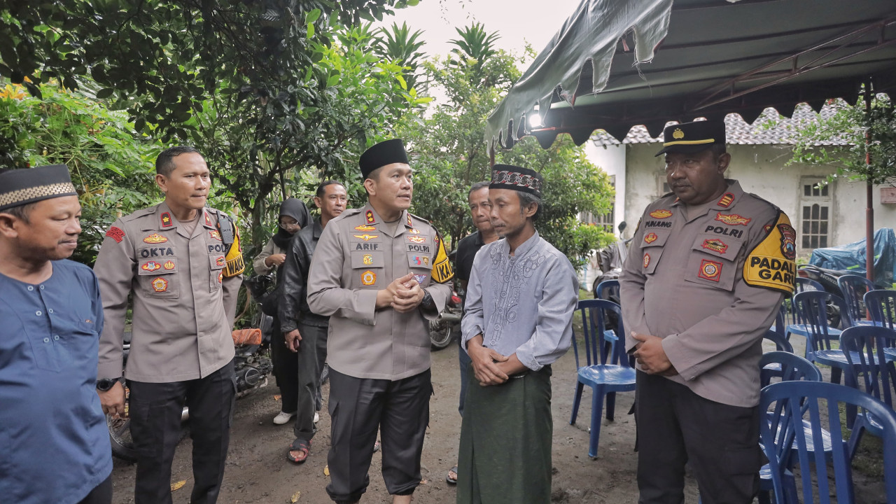 Kapolres Blitar AKBP Arif Fazlurhaman saat takziah ke rumah duka. (Foto: Dok Polres Blitar for jatimnow.com)