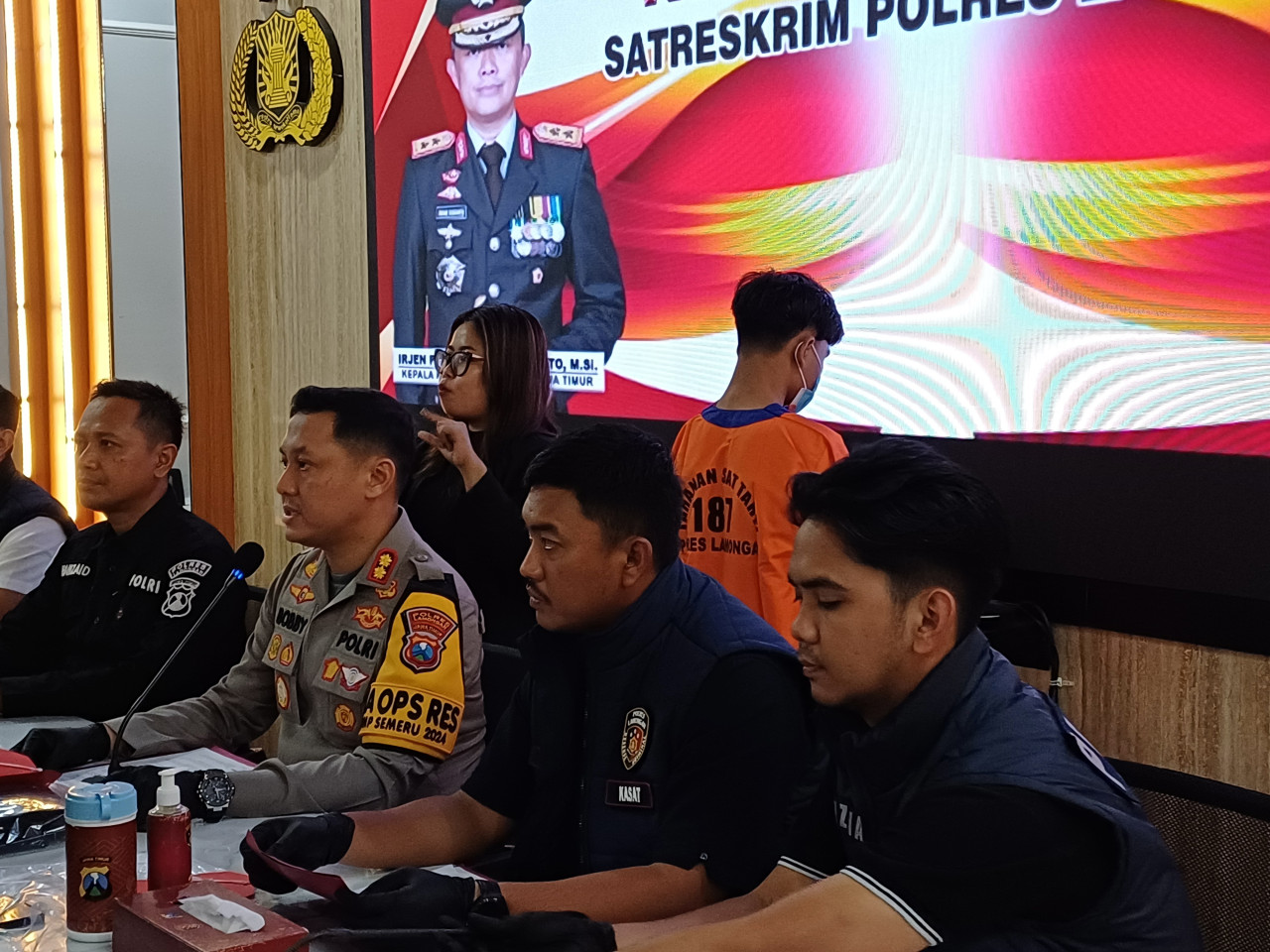 Konfrensi pers pembunuhan mayat membusuk di warkop Lamongan. (Foto : Adyad Ammy Iffansah/jatimnow.com)