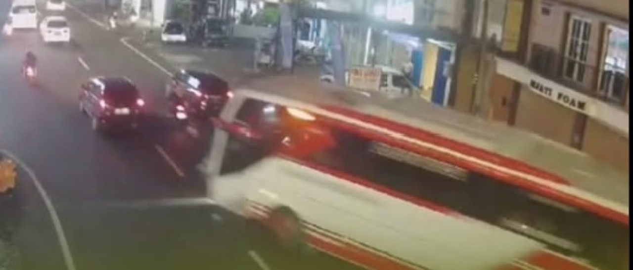 Bus pariwisata melaju kencang karena rem blong. (Foto: tangkapan layar media sosial).