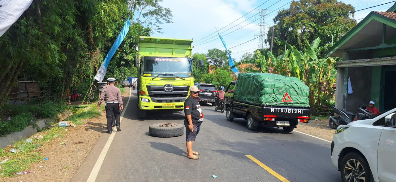 Proses evakuasi kecelakaan truk Fuso. (Foto: Fathor Rahman/jatimnow.com)