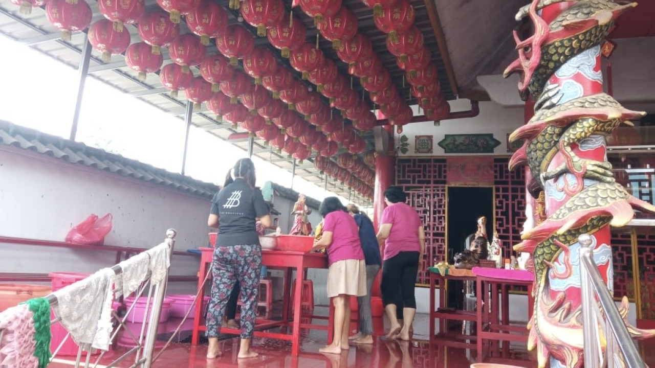 Ritual penyucian di Kelenteng Pay Lien San Jember. (Foto: Sugianto/jatimnow.com)