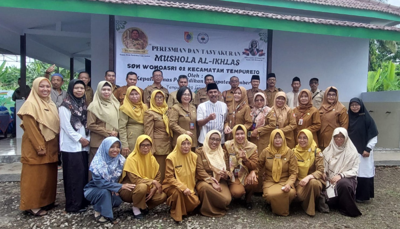 Kepsek Yuliana Candra Setiawan bersama staf pengajar SDN Wonoasri 02 Tempurejo Jember (Foto: Chris for jatimnow.com)