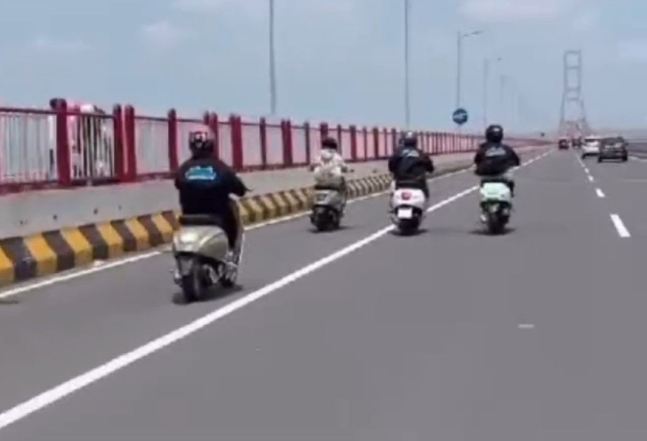Rombongan Klab Motor Vespa Lewati Jembatan Suramadu Gunakan Jalur Mobil