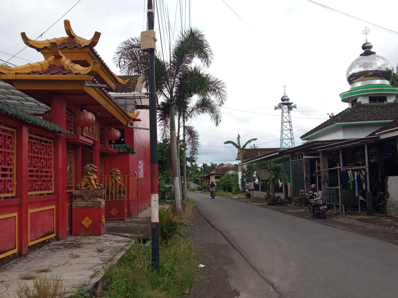 Klenteng Pay Lien San berdampingan dengan Masjid Al-Barokah (Sugianto)
