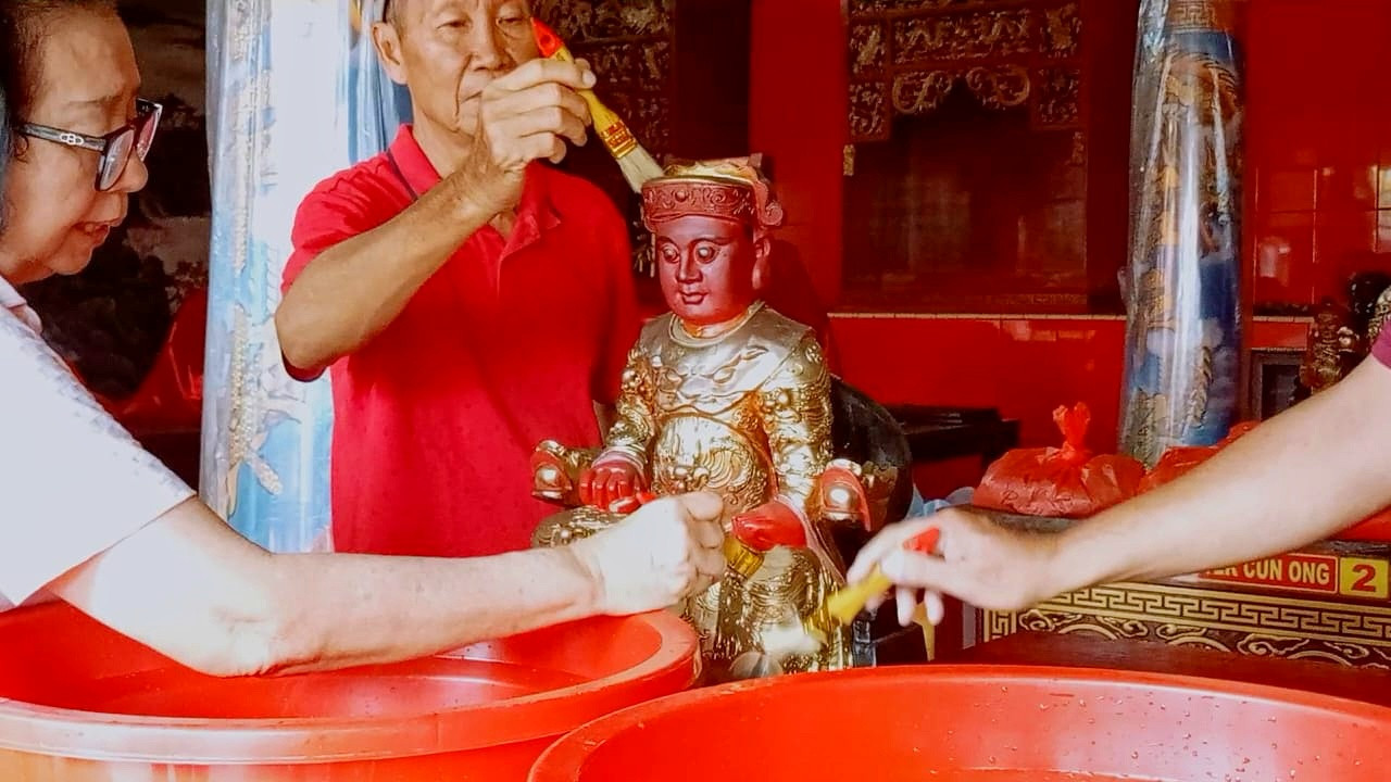 Klenteng Tri Dharma Teng Swie Bio Krian Sidoarjo gelar tradisi sakral memandikan patung dewa-dewi (rupang) menjelang Tahun Baru Imlek 2576 menyambut Tahun Ular Kayu. (Foto: Ahaddiini HM/jatimnow.com).