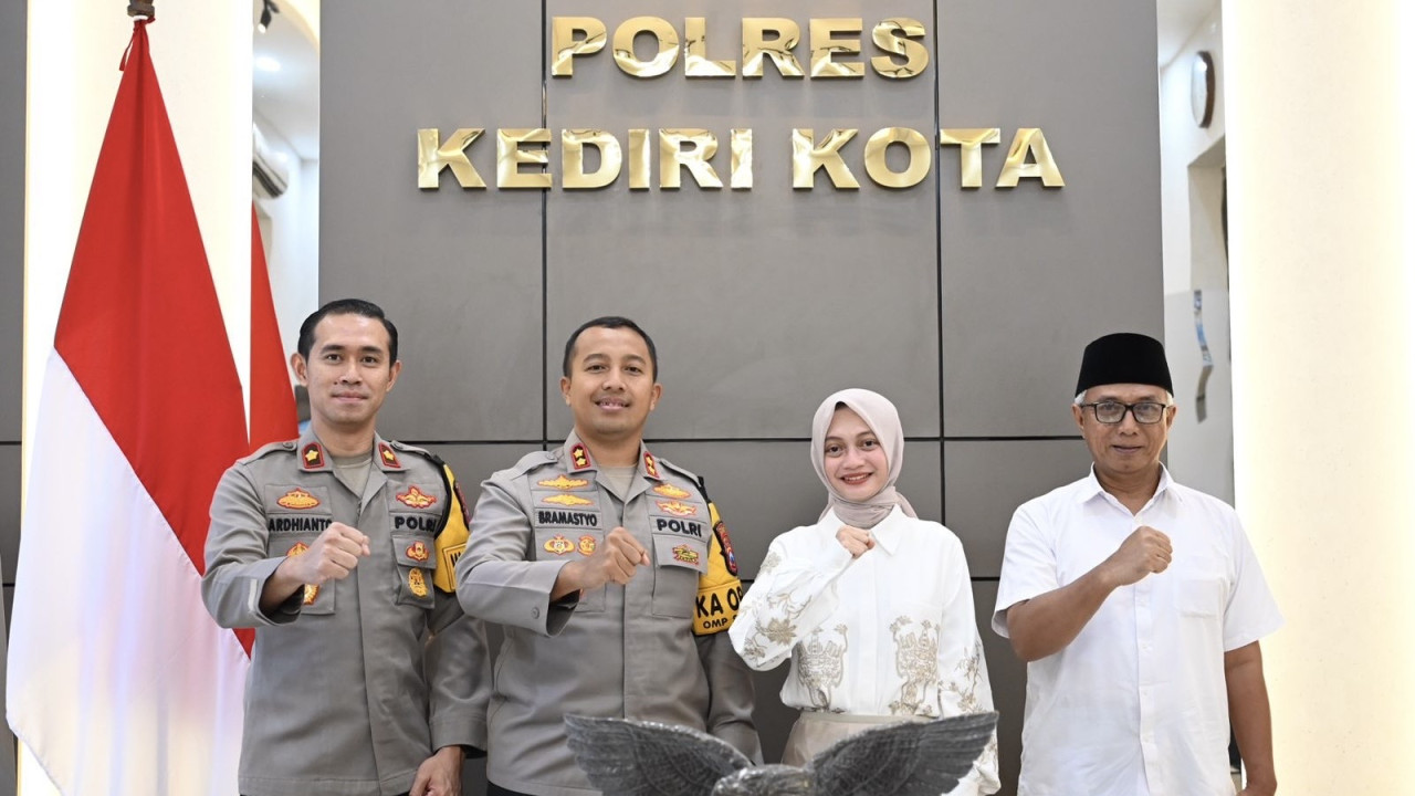 Vinanda dan Gus Qowim saat bertemu Kapolres Kediri Kota. (Foto: Tim Bolone Vinanda/jatimnow.com)