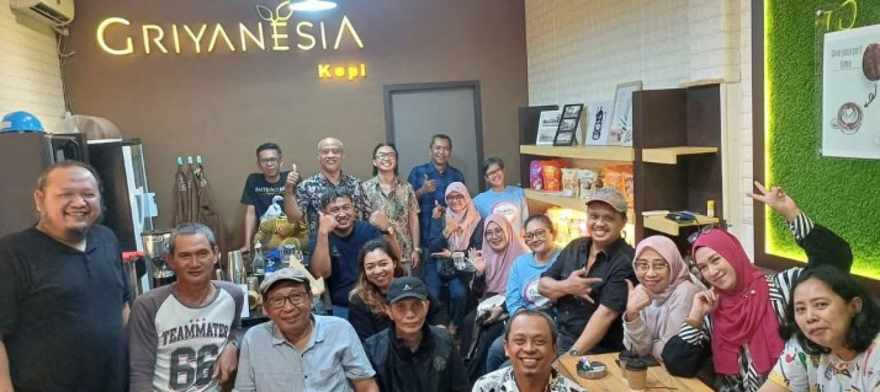 Panitia Kongres Ika Nembelas saat mempersiapkan acara. (Foto: Indra for jatimnow.com)