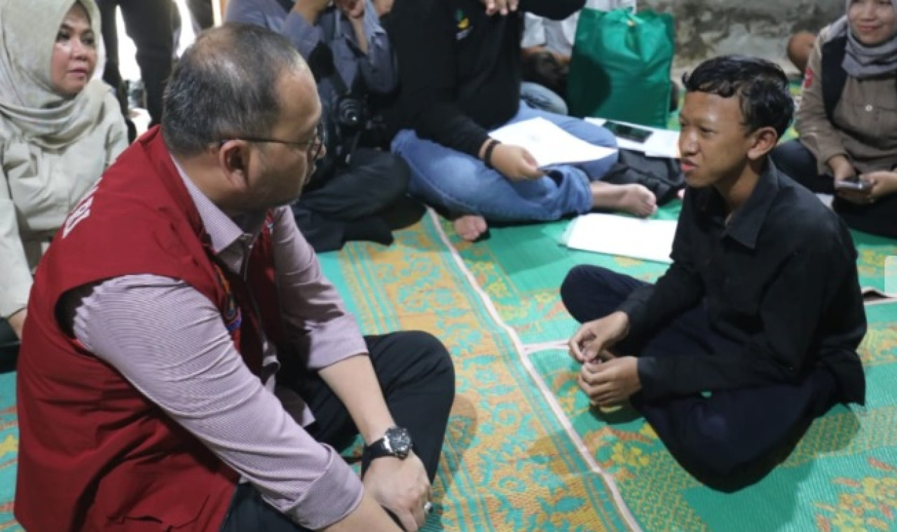 Sekretaris Jenderal Kementerian Sosial, Robben Rico saat mengunjungi keluarga korban di Magetan. (Foto: Humas Pemkab Magetan for jatimnow.com)