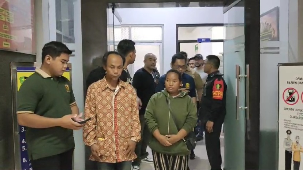 Keluarga korban mutilasi Ngawi saat mengambil potongan tubuh di RS Bhayangkara Kediri. (Foto: Yanuar Dedy/jatimnow.com)