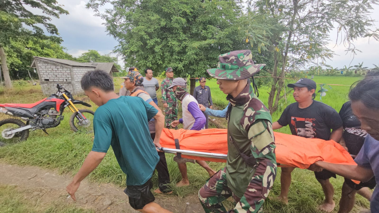 Korban tenggelam di Waduk Joto saat dievakuasi tim penyelamat. (Foto : Adyad Ammy Iffansah/jatimnow.com)