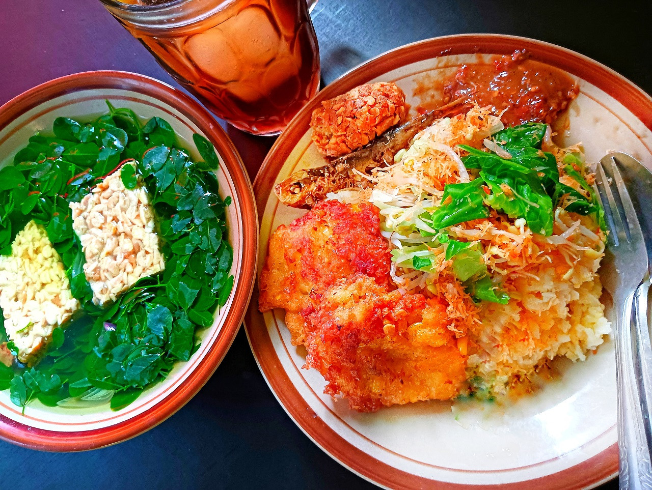 Nasi empok sayur bening daun kelor di warung milik Sofiatul Husnah di Kabupaten Pasuruan. (Foto: Ahaddiini HM/jatimnow.com)