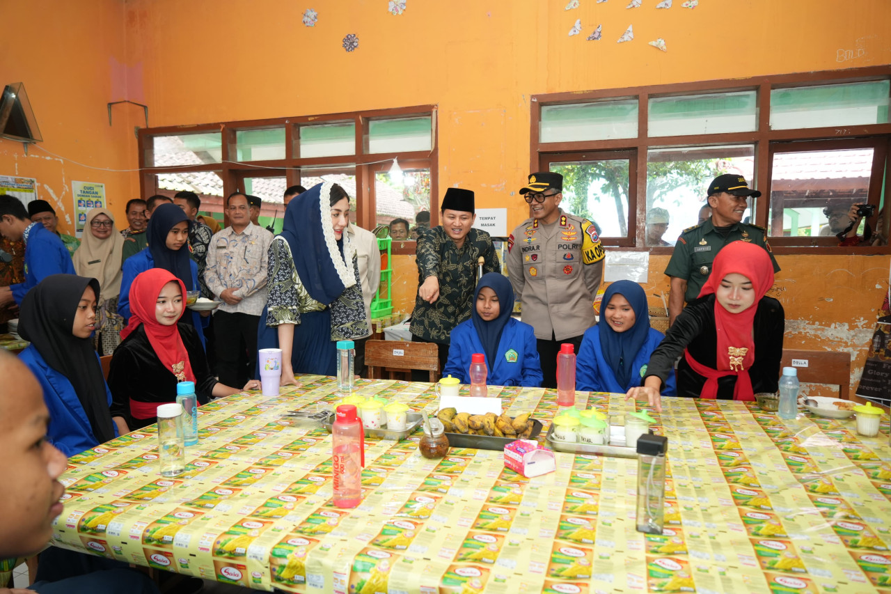Bupati Trenggalek Mochamad Nur Arifin saat melaunching program Makan Bergii Gratis. (Foto: Dok Prokopim Trenggalek/jatimnow.com)