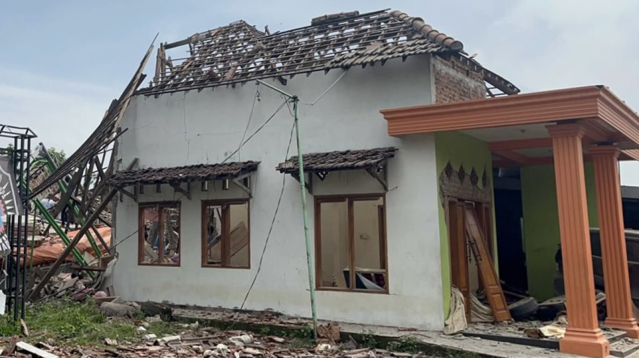 Salah satu rumah terdampak ledakan di Mojokerto. (Foto: Dimas/jatimnow.com)