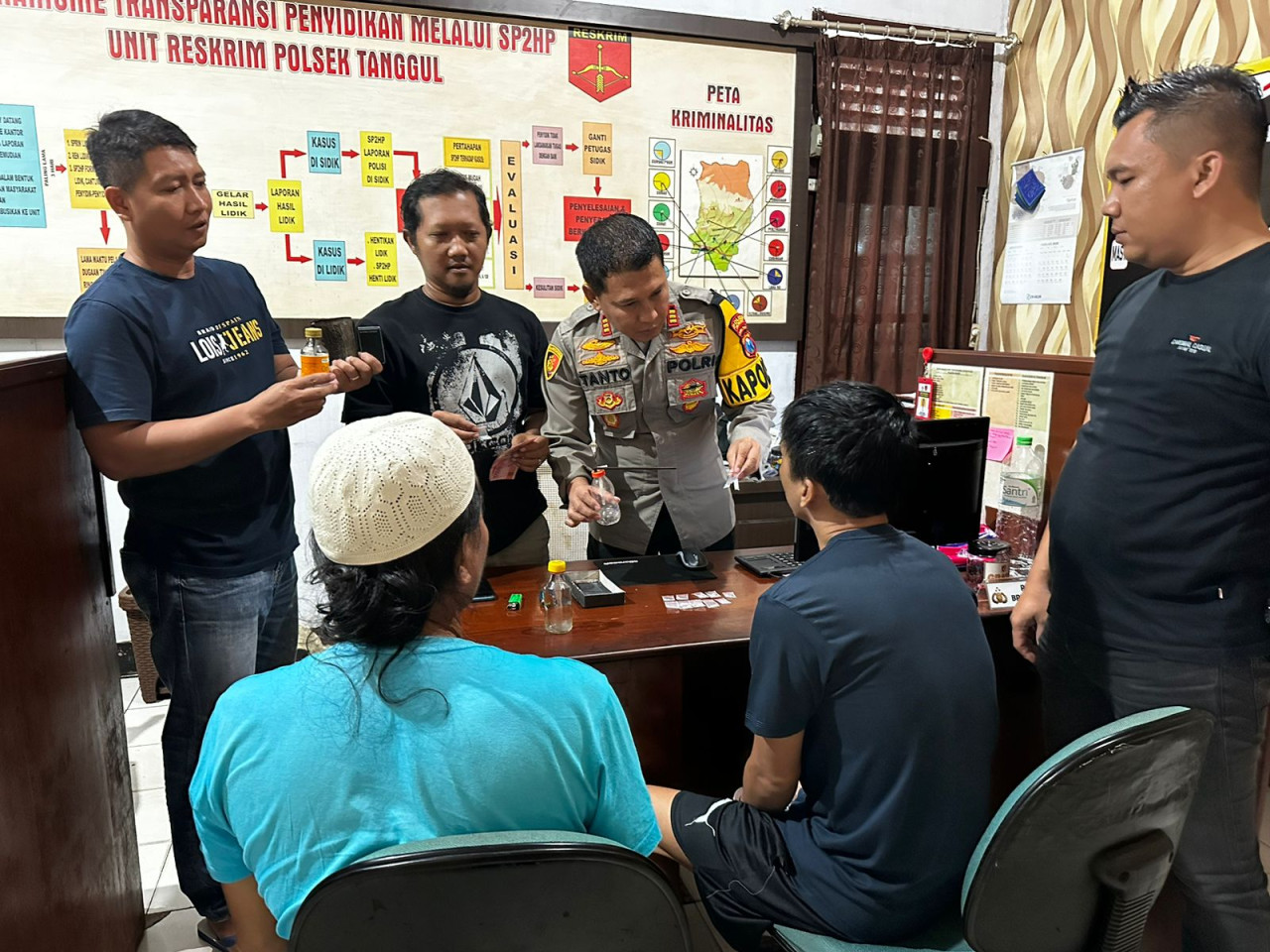 Kampret dan Bagong saat dimintai keterangan oleh polisi. (Foto: Polsek Tanggul/jatimnow.com)