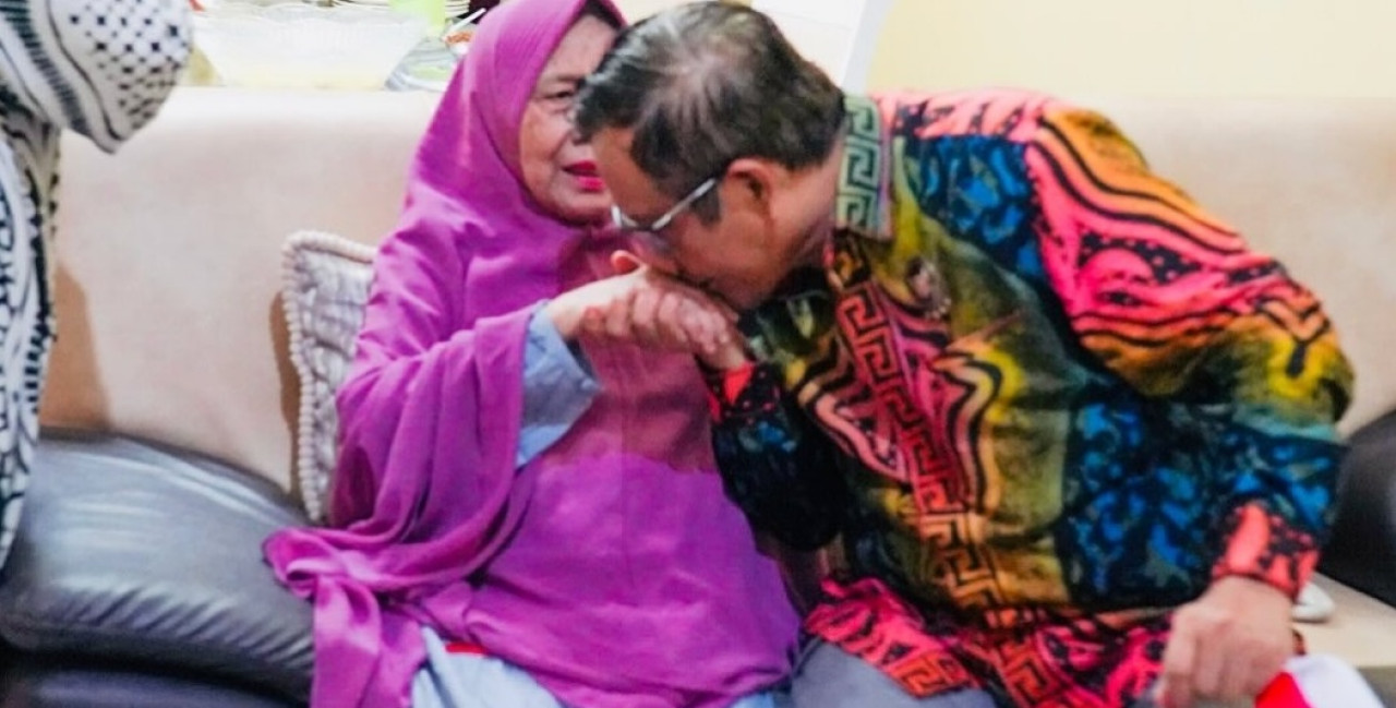 Siti Khadijah bersama Mahfud MD. (Foto: dok.jatimnow.com)