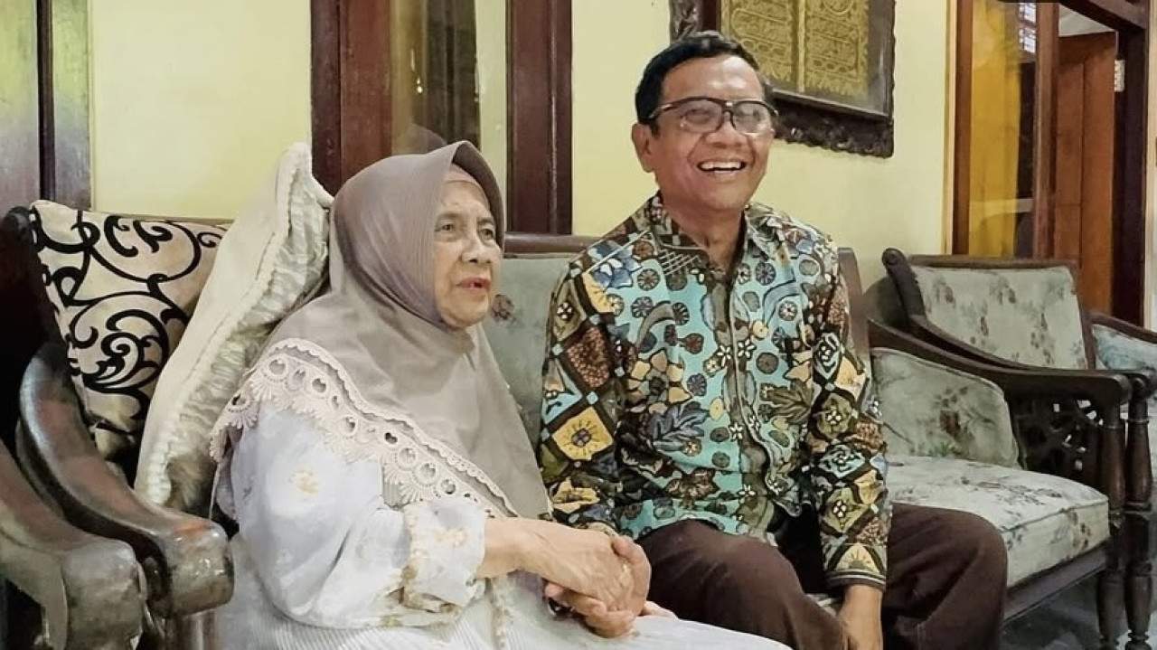 Mahfud MD bersama ibunda. (dok. Mahfud MD/jatimnow.com)