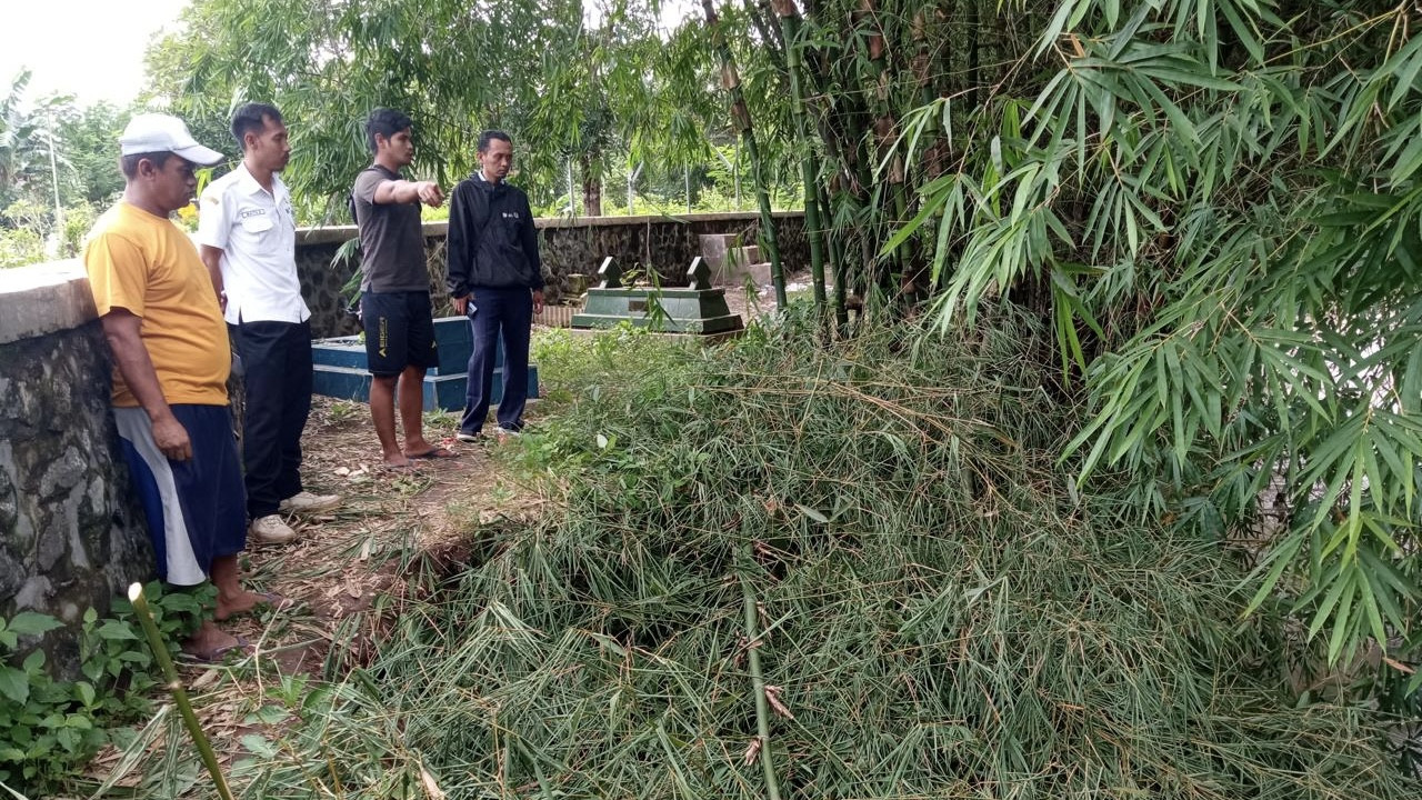 Kondisi makam yang tergerus air sungai di Rambipuji Jember (Foto: Sugianto/jatimnow.com)