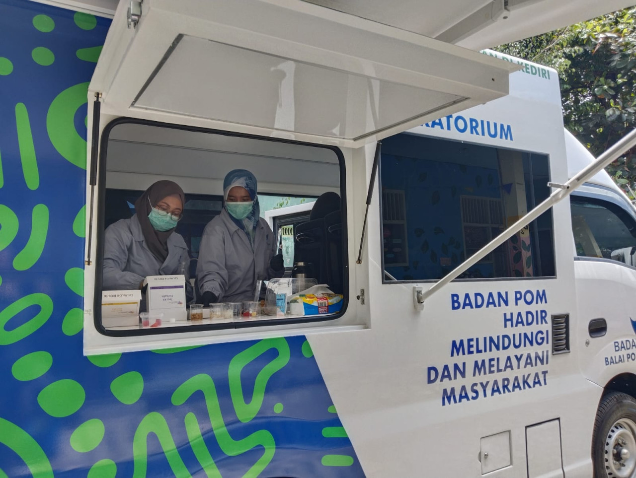 Petugas BPOM Kediri saat melakukan uji laboratorium terhadap MBG yang dibagikan di Tulungagung. (Foto: Bramanta Pamungkas/jatimnow.com)