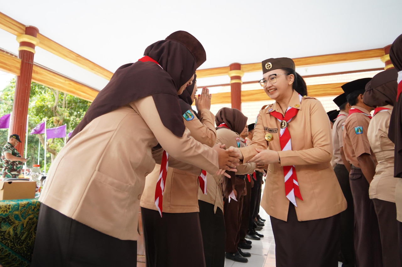 Mbak Cicha dalam pelantikan pengurus Gerakan Pramuka Kecamatan Pare masa bakti 2025-2028. (Foto: Pemkab Kediri/jatimnow.com)