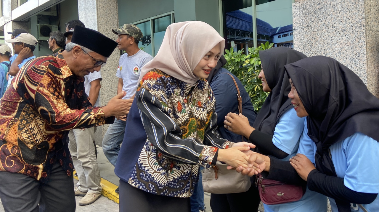 Mbak Vinanda dan Gus Qowim sapa pendukungnya usai ditetapkan KPU Kota Kediri. (Foto: Yanuar Dedy/jatimnow.com)
