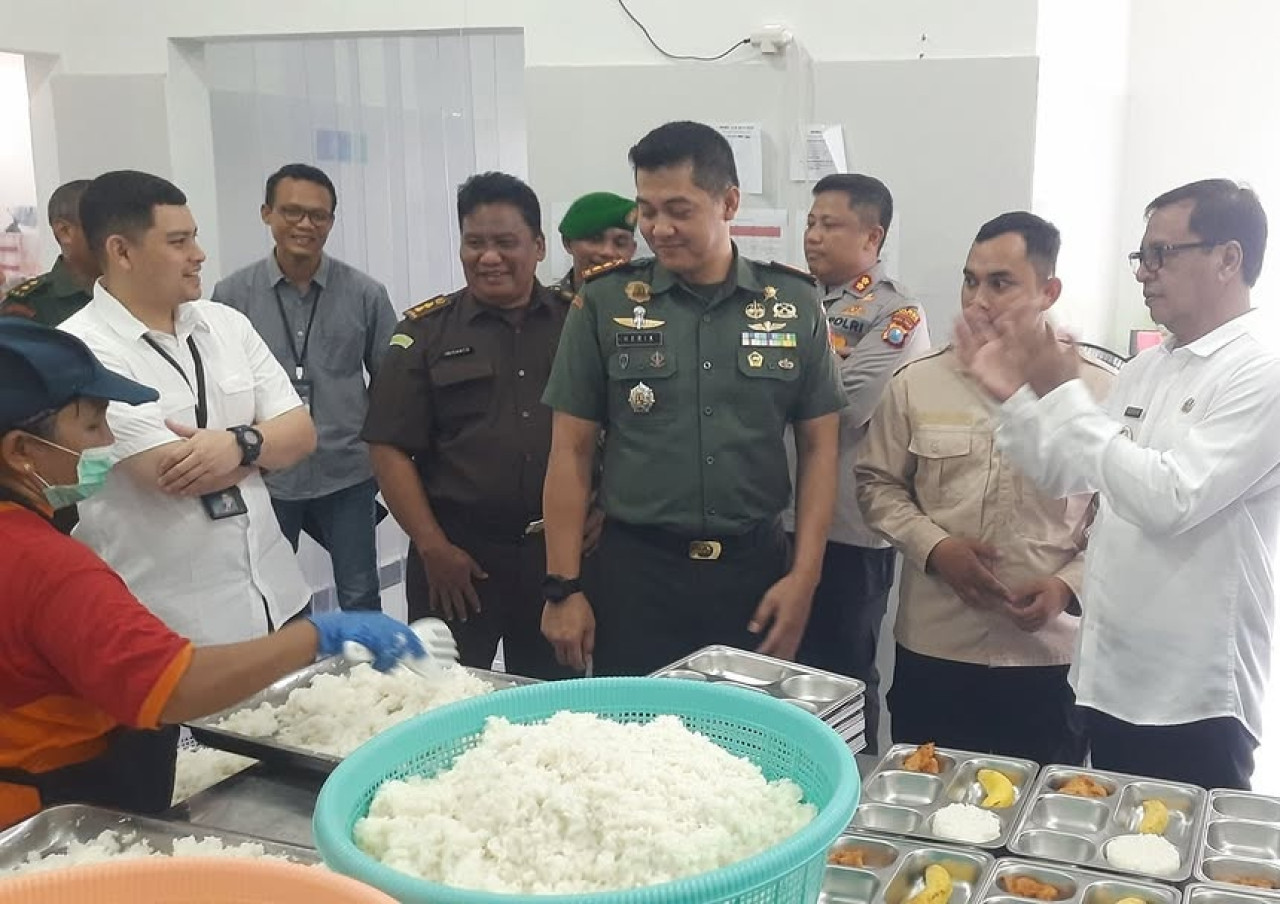Dandim 0826 Pamekasan saat tinjau dapur SPPG. (Foto: Fathor Rahman/jatimnow.com)