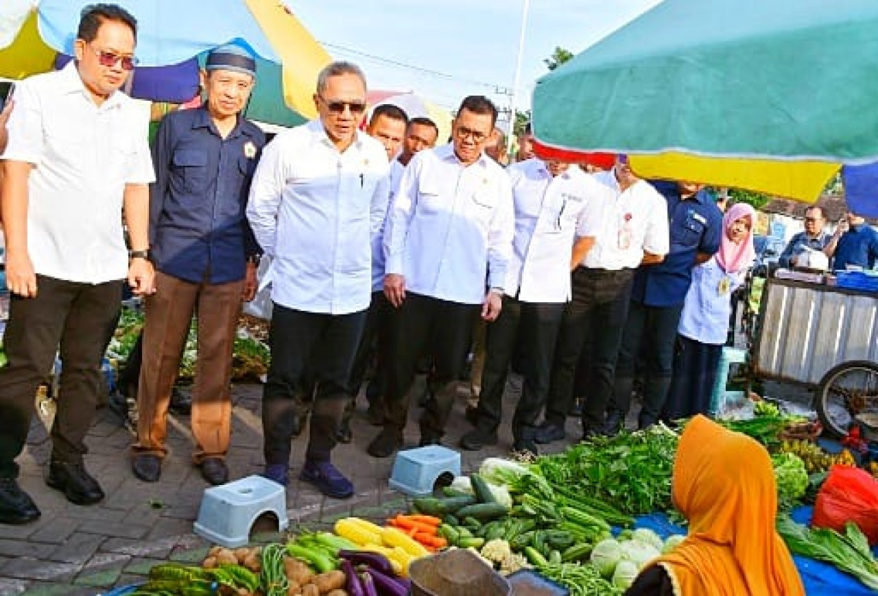Mendag Budi Santoso bersama Menteri Koordinator Bidang Pangan Zulkifli Hasan saat meninjau Pasar Wisata Juanda Sidoarjo. (Foto: Ahaddiini HM/jatimnow.com).