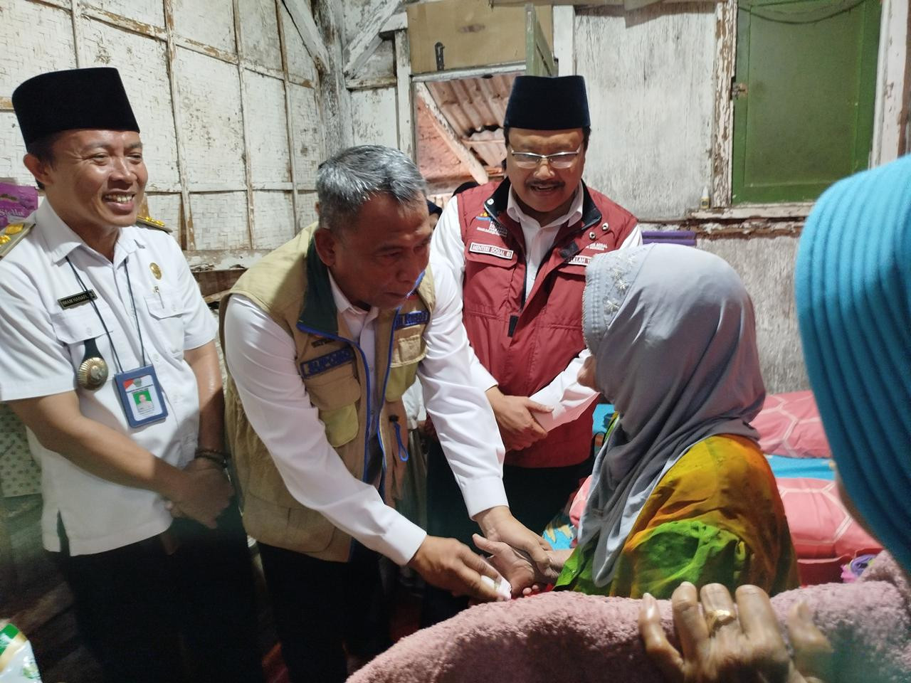 Mensos Gus Ipul saat kunjungi Nenek Arnima. (Foto: Fathor Rahman/jatimnow.com)