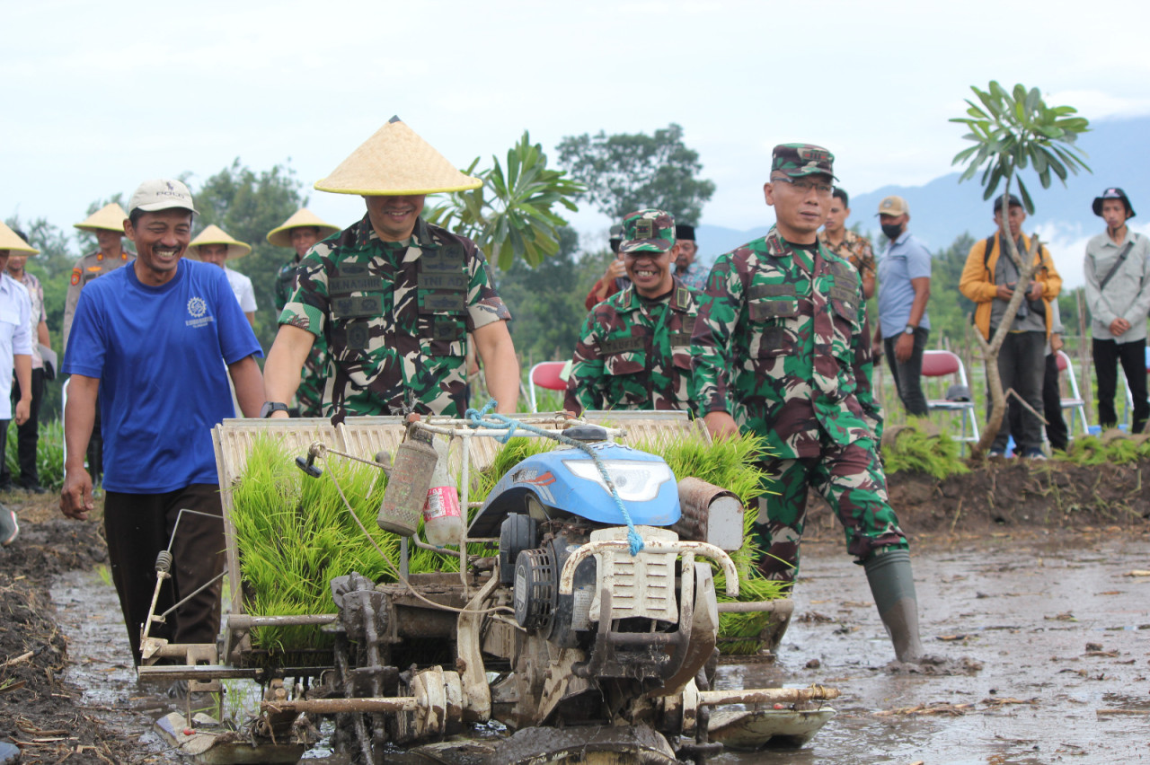Pembukaan demlplot padi di Desa Ngantru, Kabupaten Tulungagung. (Foto: Bramanta Pamungkas/jatimnow.com)