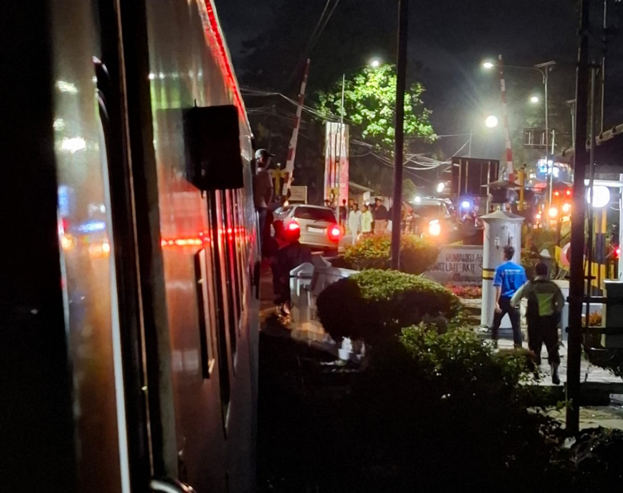 Kendaraan minibus yang menghantam KA Wijayakusuma(Foto: tangkapan layar media sosial)