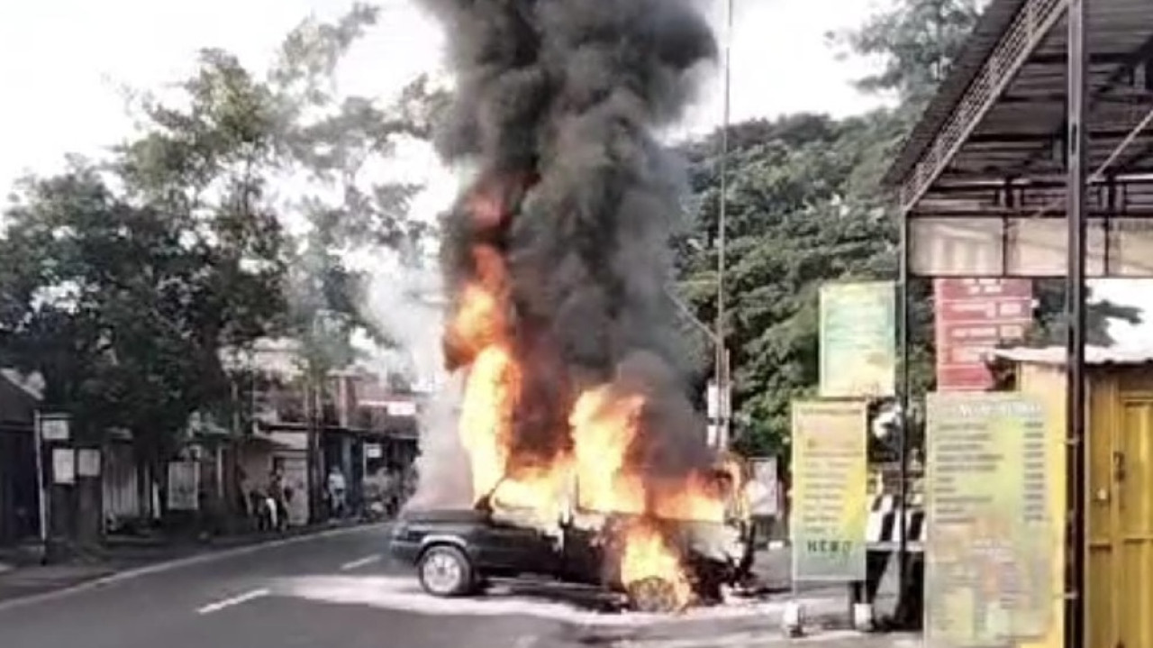 Mobil terbakar di depan SPBU Desa Sembon Tulungagung. (Foto: Polsek Karangrejo/jatimnow.com)