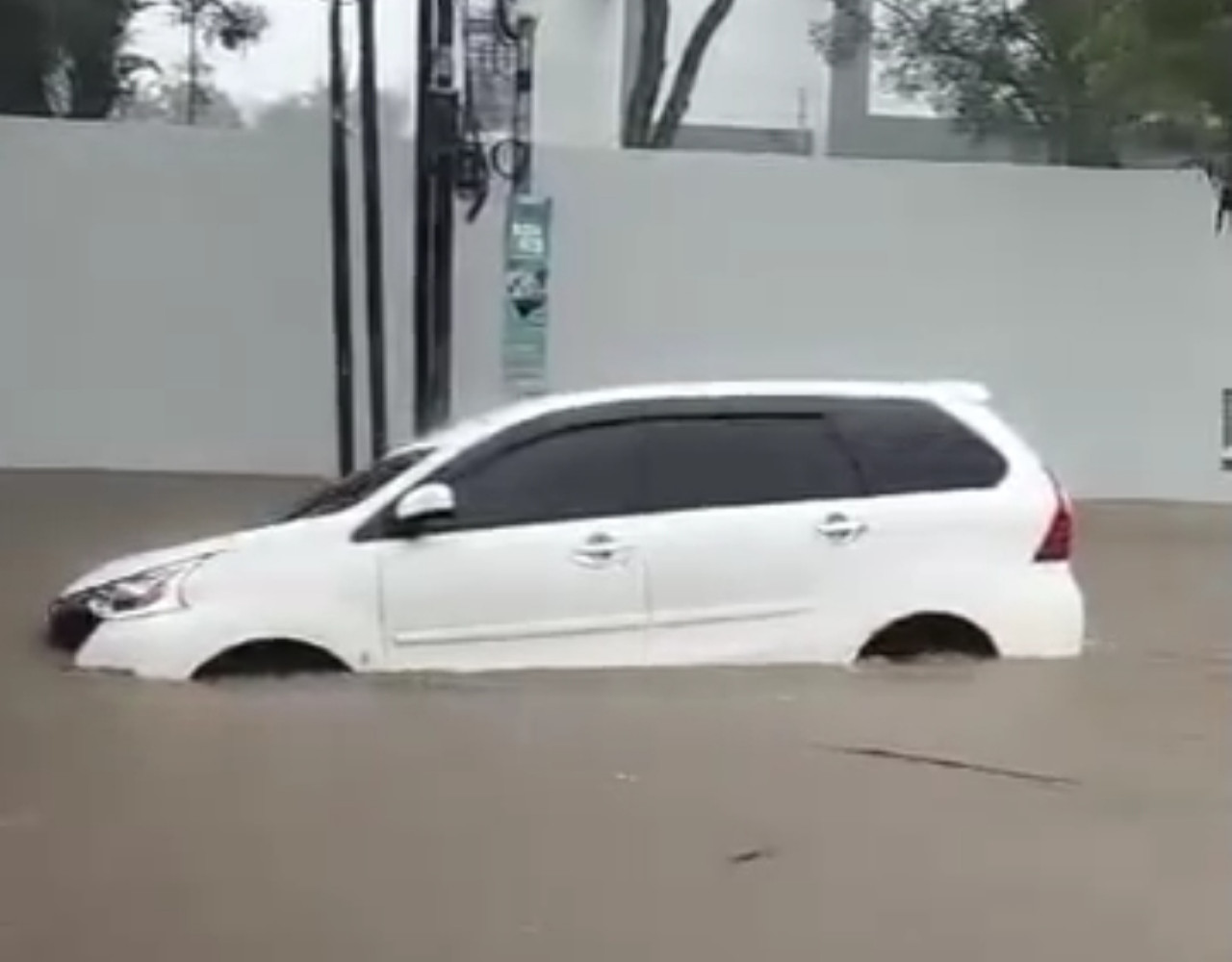 Mobil Putih Terseret Arus dan Ratusan Rumah Terendam Banjir di Jember