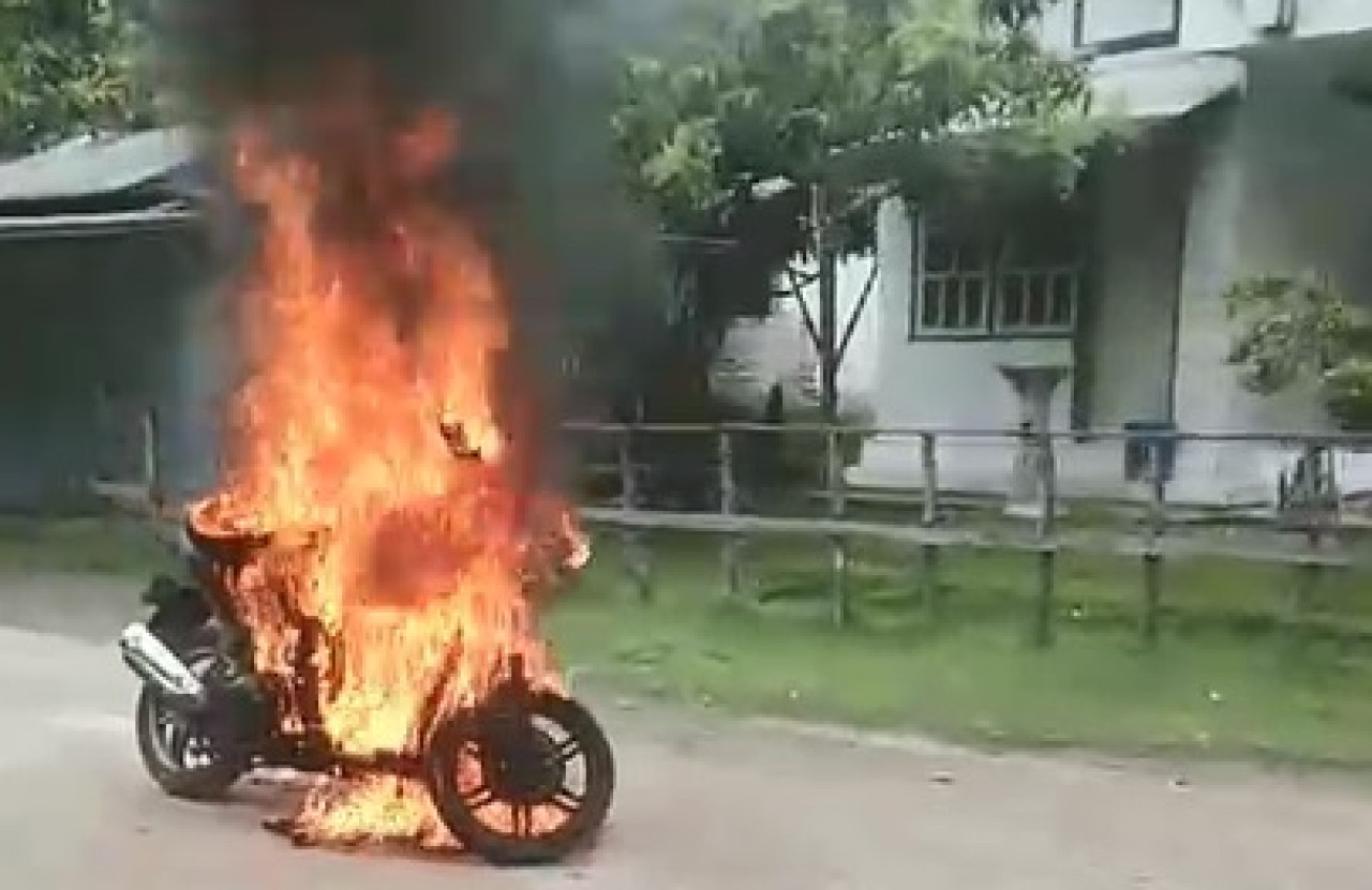 Motor korban yang dibakar pelaku. (Foto: tangkapan layar)