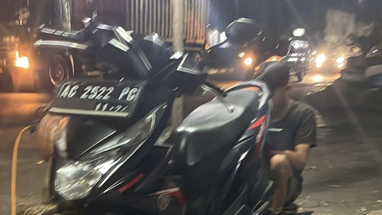 Sepeda motor Honda Beat warna hitam nopol AG 2522 PC milik Afif Rahman yang raib dibawa pelaku. (dok. Arif Rahman for jatimnow.com)