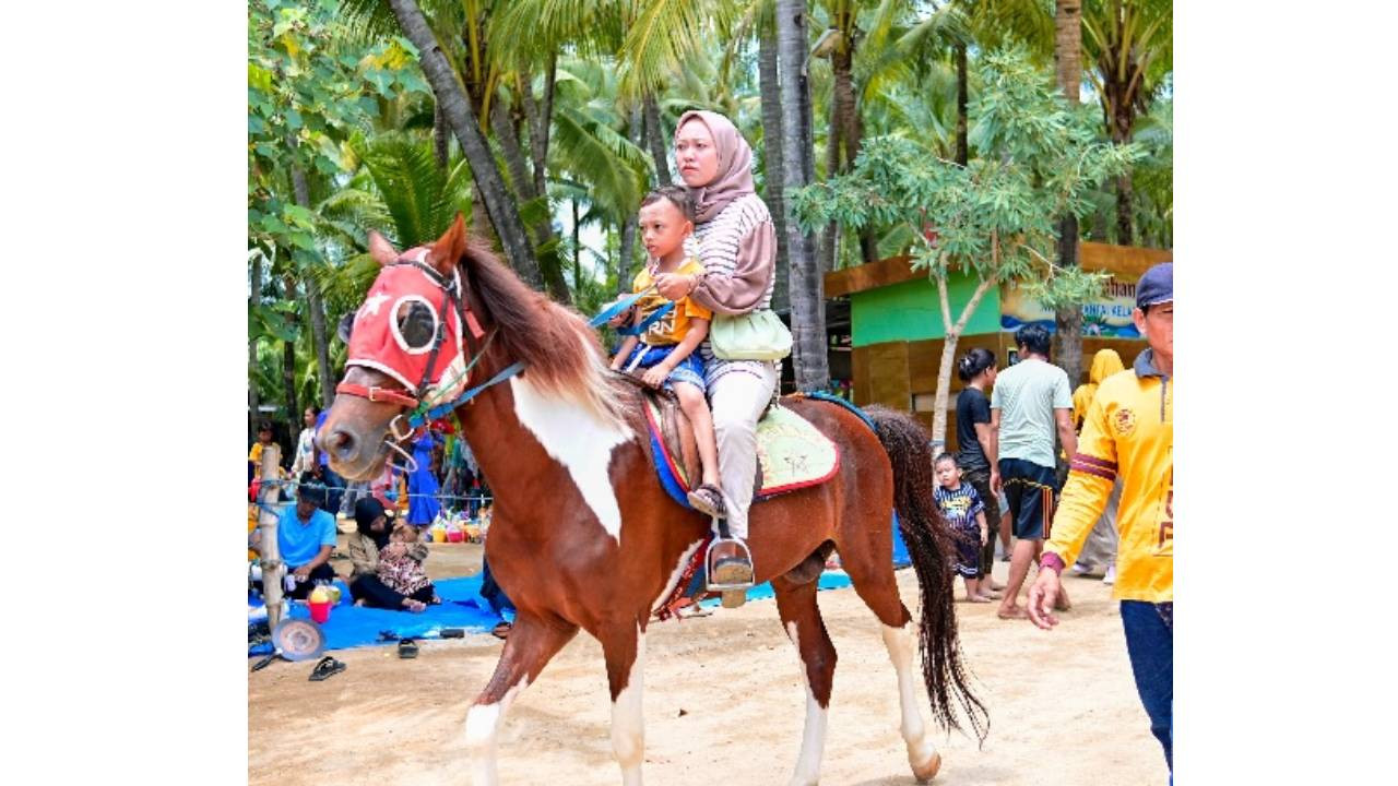 Salah satu fasilitas di Pantai Kelapa Tuban. (Foto: Humas Pemkab Tuban for jatimnow.com)