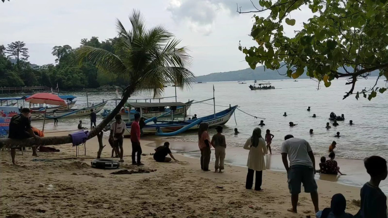 Wisatawan saat berkunjung ke salah satu pantai di Trenggalek. (Foto: Bramanta Pamungkas/jatimnow.com)