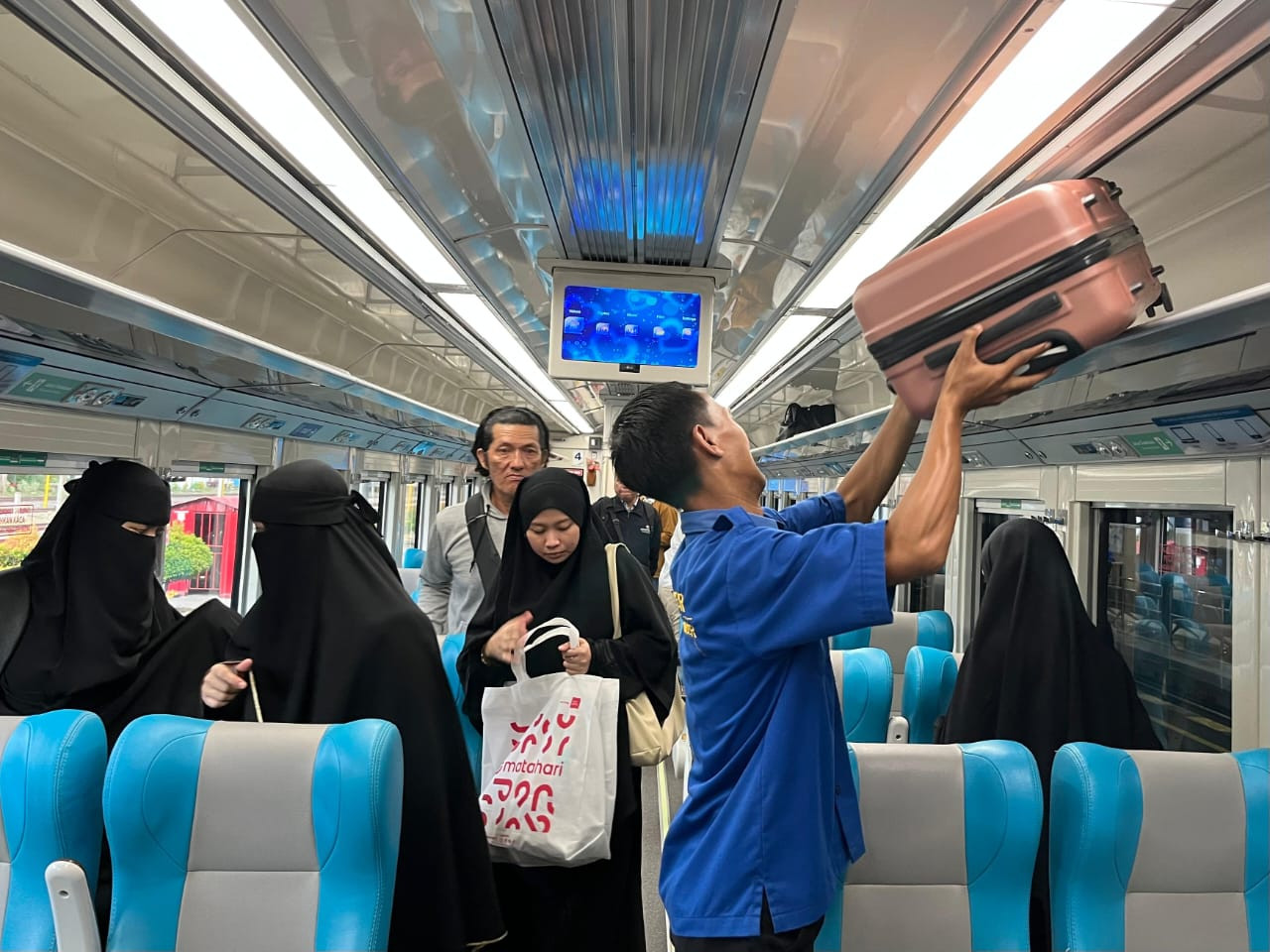 Para penumpang yang naik kereta api dari Stasiun Jember. (Foto: Humas KAI Daop 9 Jember)