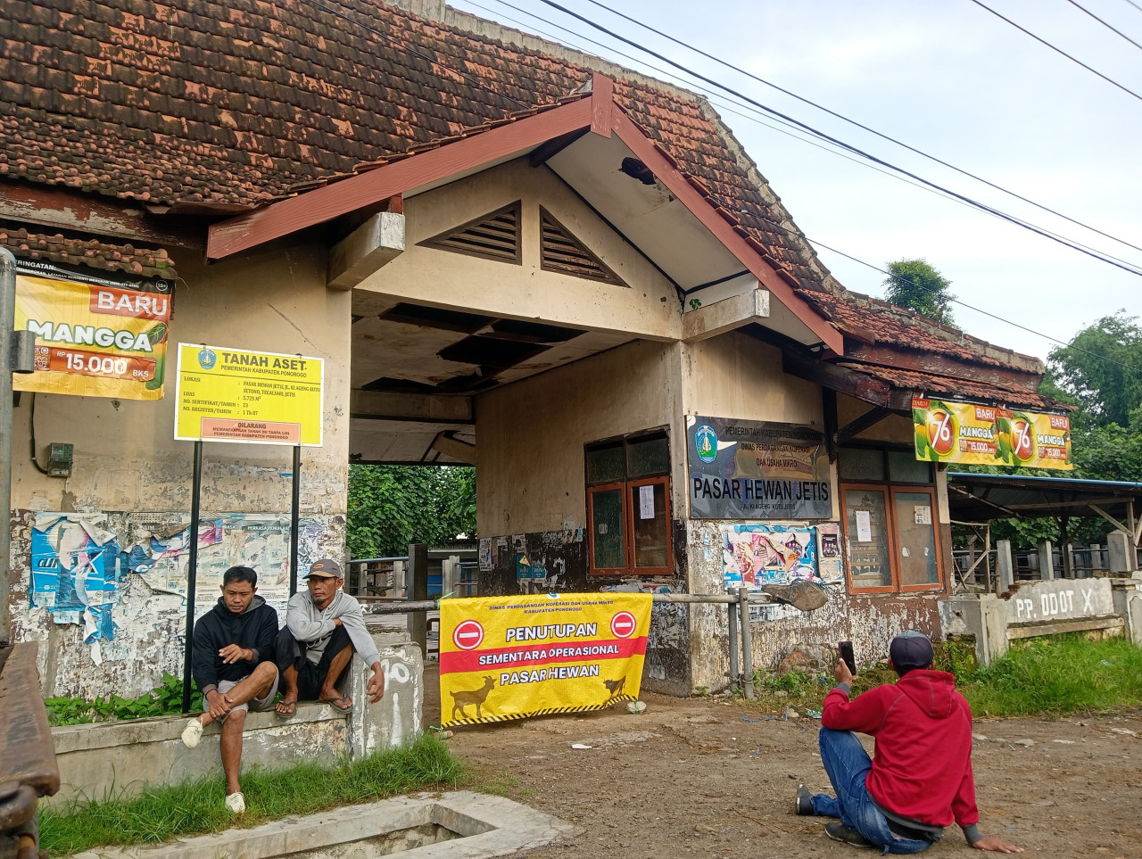 Pasar Hewan Jetis di Ponorogo ditutup akibat wabah PMK yang menjangkiti ratusan sapi. (Foto: Ahmad Fauzani/jatimnow.com)