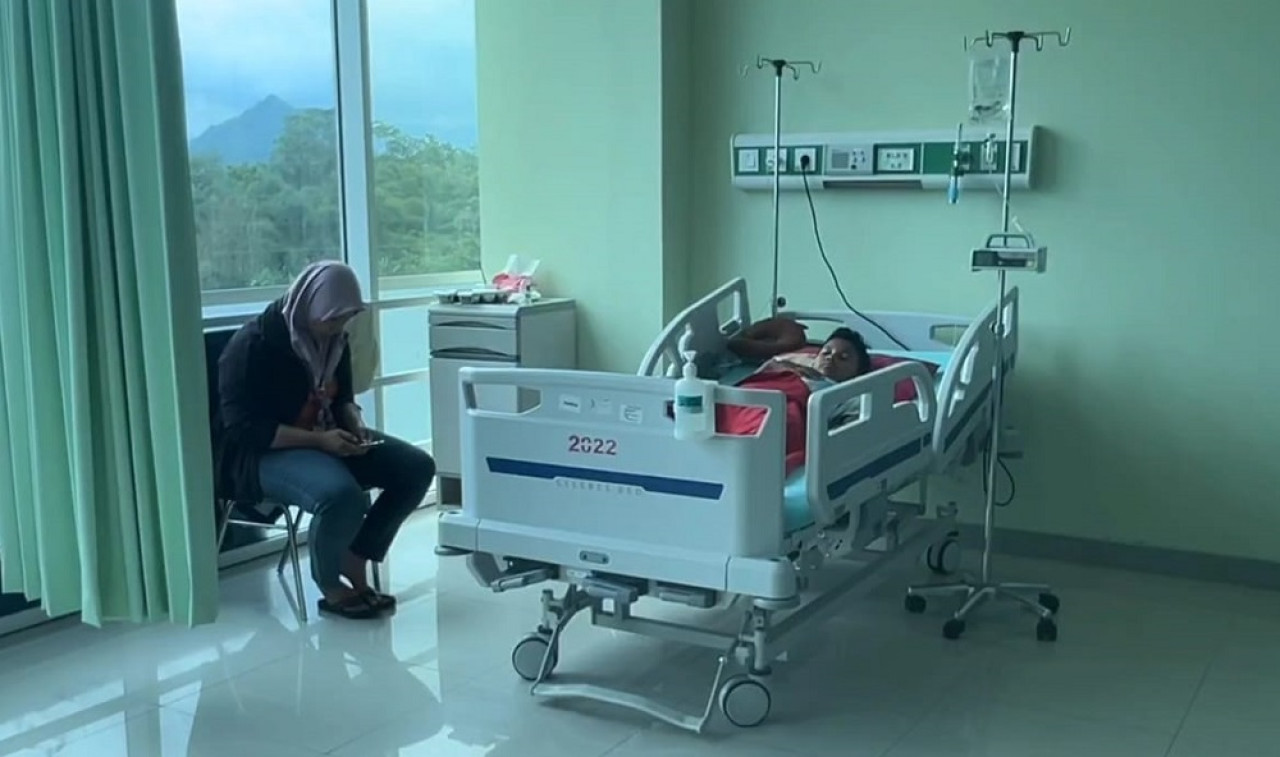 Pasien DBD saat menjalani perawatan di RSUD dr Soedomo Trenggalek. (Foto: Bramanta Pamungkas/jatimnow.com)