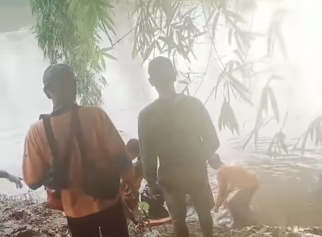 Evakuasi jasad pasutri terseret sungai di Jember. (Foto: Sugianto/jatimnow.com)