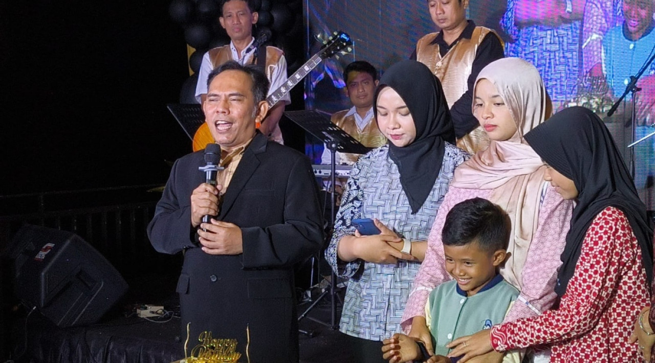 Mantan Direktur Utama PDAM Jember Ady Setiawan dan keluarga saat memberikan sambutan. (Foto: Sugianto/jatimnow.com)